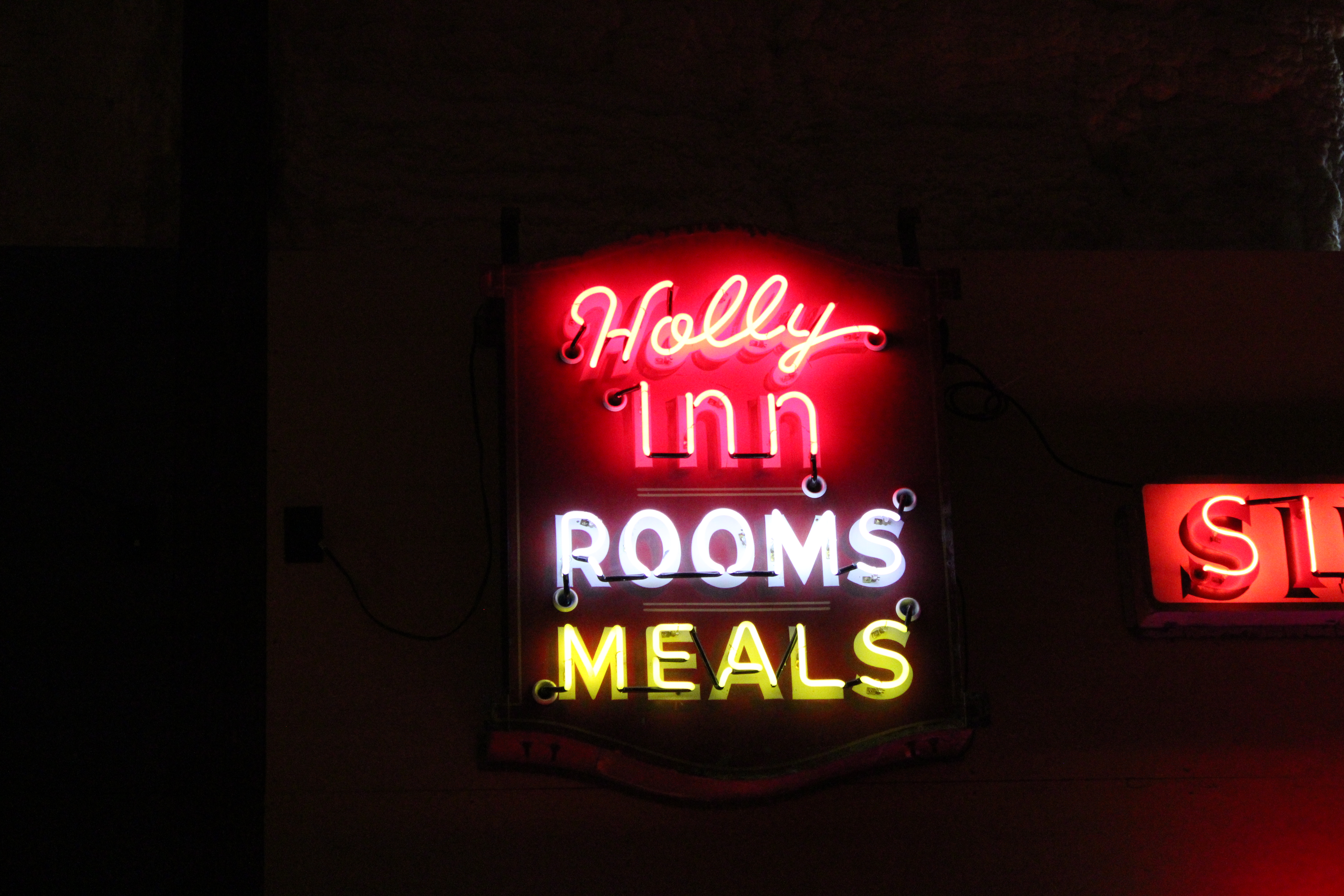 Holly Inn Rooms Meals neon sign